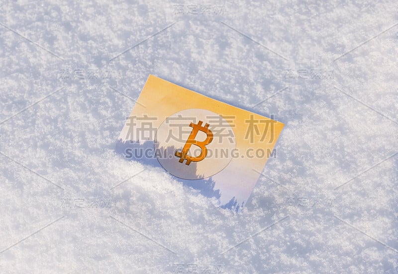 纸币黄金比特币在冬天的雪地里。冻结账户。