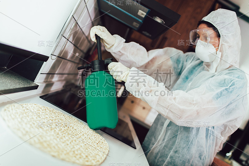 穿防护服的专家负责公寓的消毒和害虫控制。