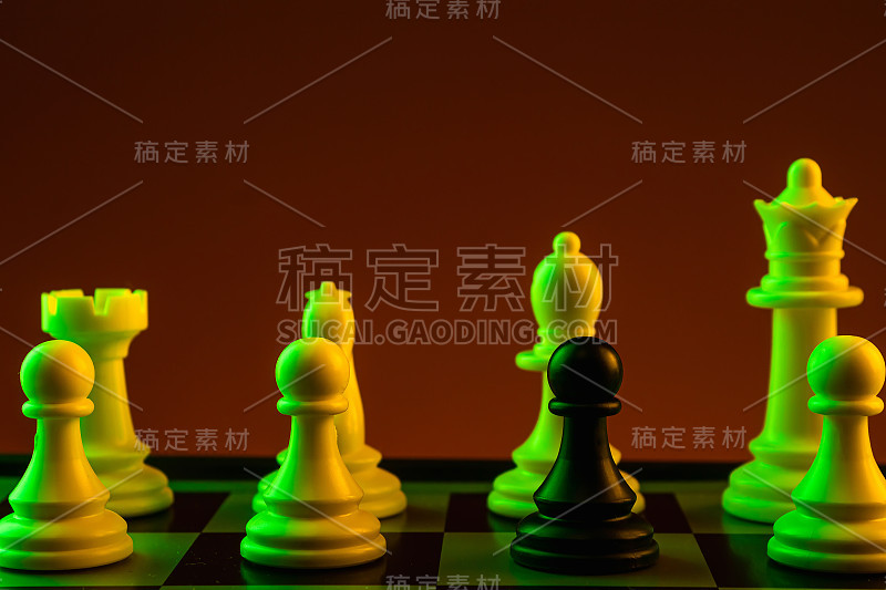 国际象棋棋子，黑卒，白卒，棋盘上的银棋子，游戏。间谍、间谍、对抗、职业、竞争、创业、脑力激战的概念。