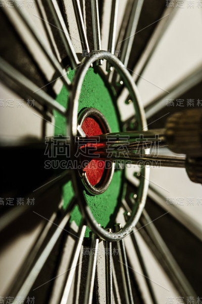 三枚飞镖正中靶心