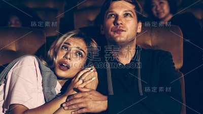 人们在电影院看电影。