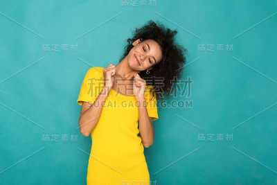 闭着眼睛做梦的年轻女子