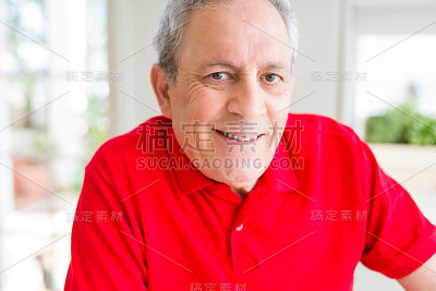 帅老男人微笑自信