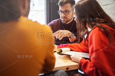 年轻的朋友在快餐店