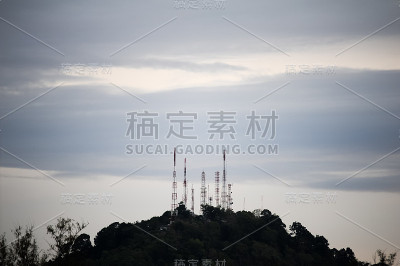 山顶上电线杆的剪影