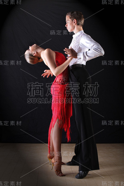 拉丁裔舞者在舞厅对抗黑人