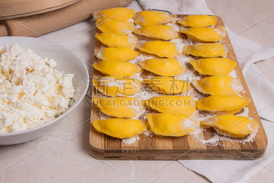 准备煮vareniki，饺子，pierogi