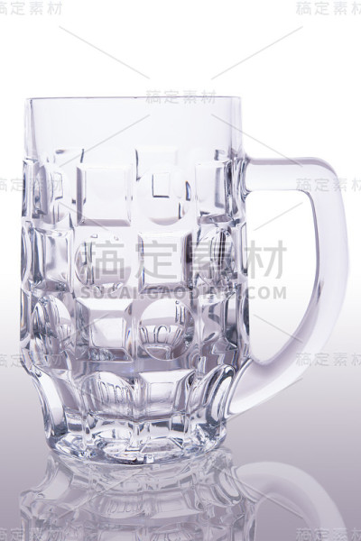 空啤酒杯
