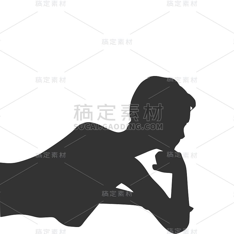 一个女人独自躺在地板上