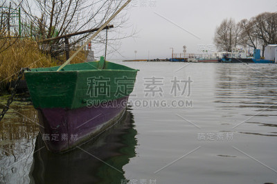 湖上有一艘渔船