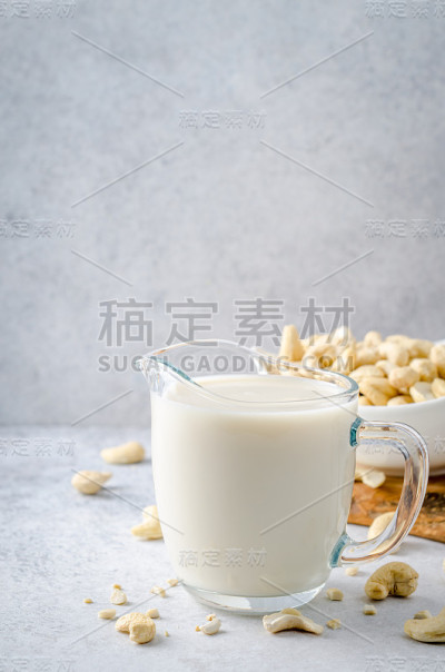 牛奶罐里的腰果牛奶