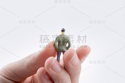 手握着一个身影