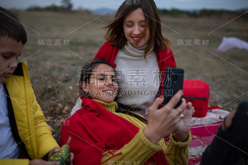 两个女孩在看手机库存照片