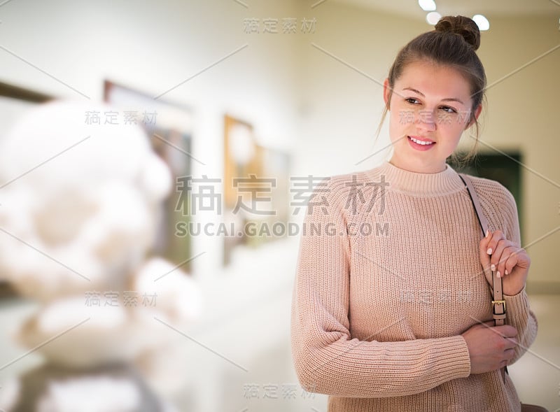 站在艺术博物馆里的女人