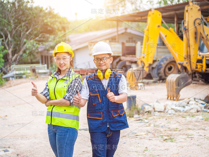 在建筑工地工作的工程师。男男女女在露天矿场工作。建筑工程师一起在现场工作。