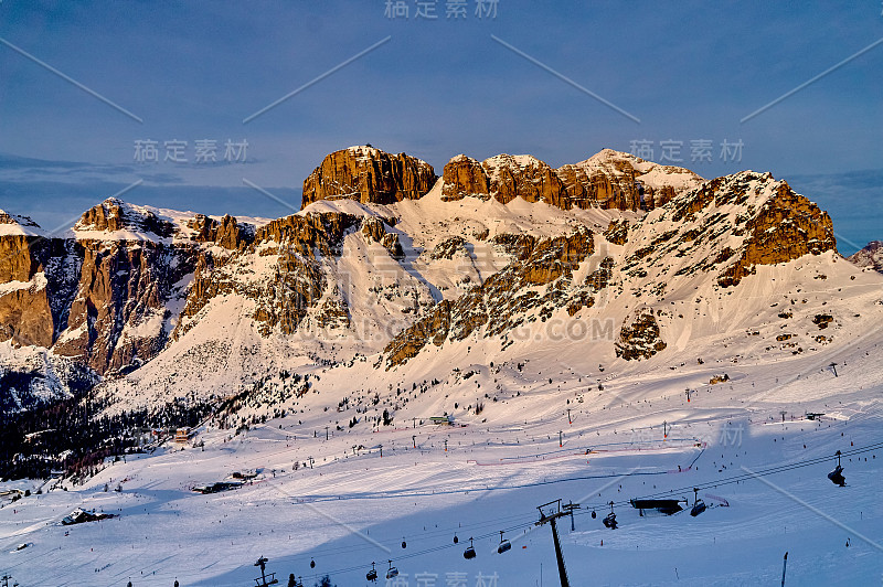 美丽的塞拉隆达全景-欧洲最大的滑雪旋转木马-滑雪四个最著名的通道在白云石(意大利)，非凡的雪峰白云石