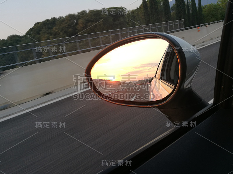 镜子前的日出