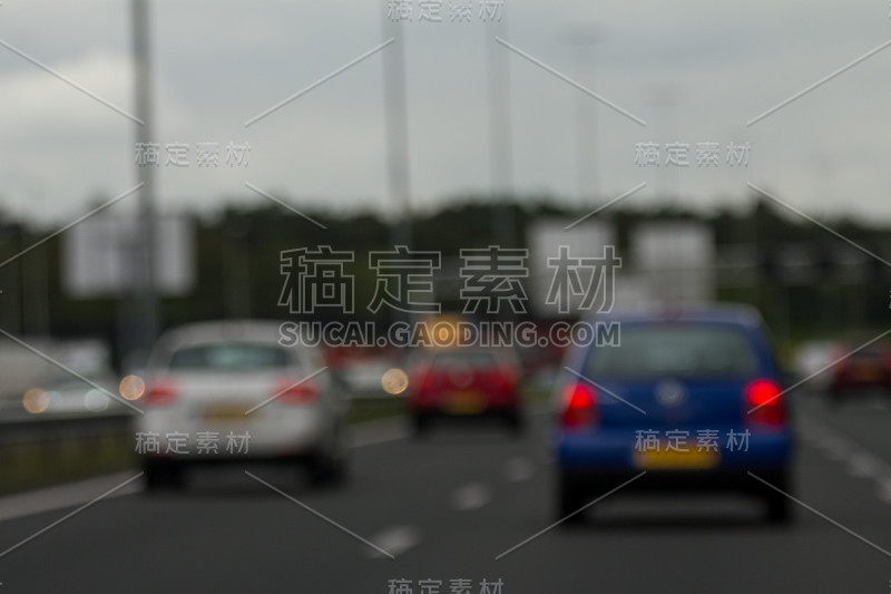 欧洲高速公路上的汽车模糊了背景