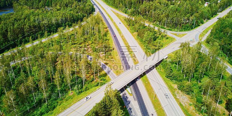 在芬兰，北欧被森林包围的公路立交鸟瞰图