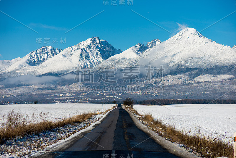 穿越冬季山景的乡村公路。