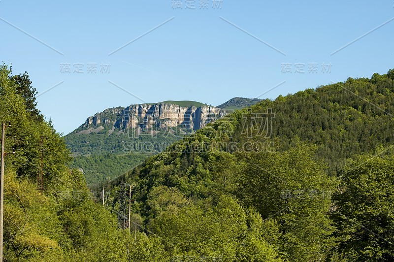 春日山，清新的森林，林间空地和古老的输电线路，特特文山