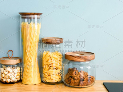 面条，饼干，意大利面都放在罐子里