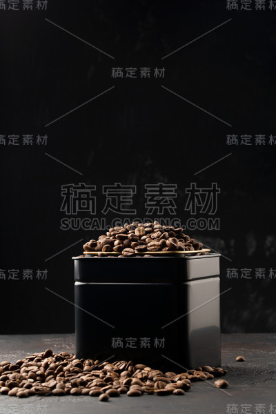 黑色金属罐中的咖啡豆，背景为深棕色