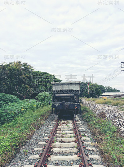 有天空的老式铁路。复古的基调。