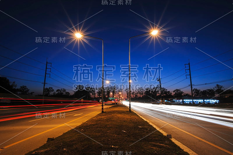 黄昏时分高速公路上的景观交通