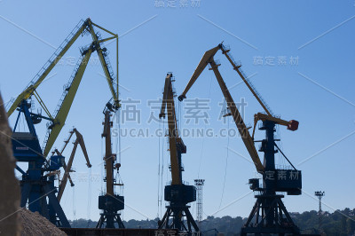 港口起重机在海港装货
