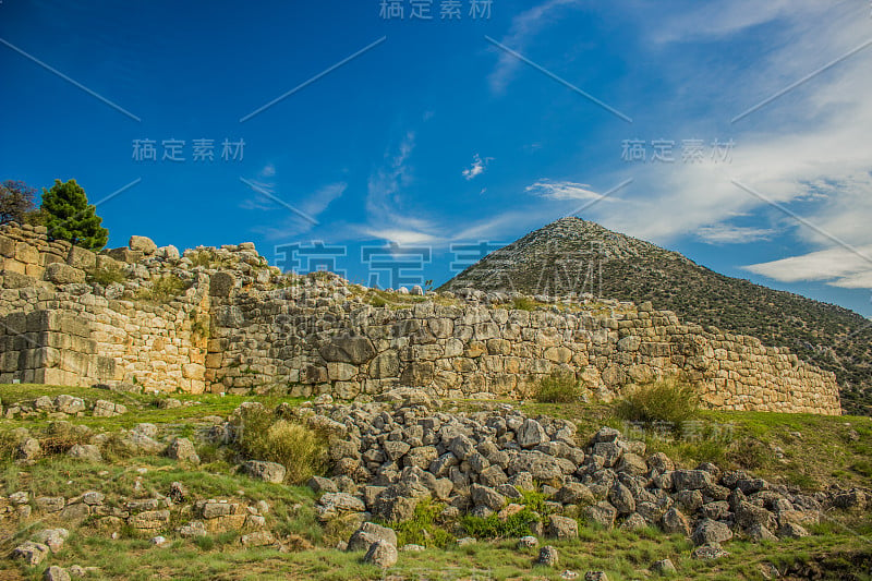 古老的废墟古城在风景如画的彩色高原异国山谷在孤独的山背景