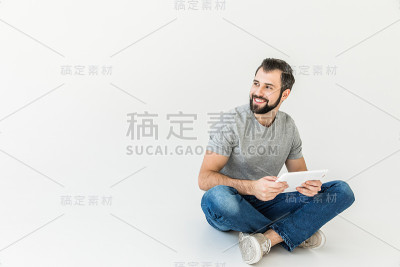 男人使用数码平板电脑