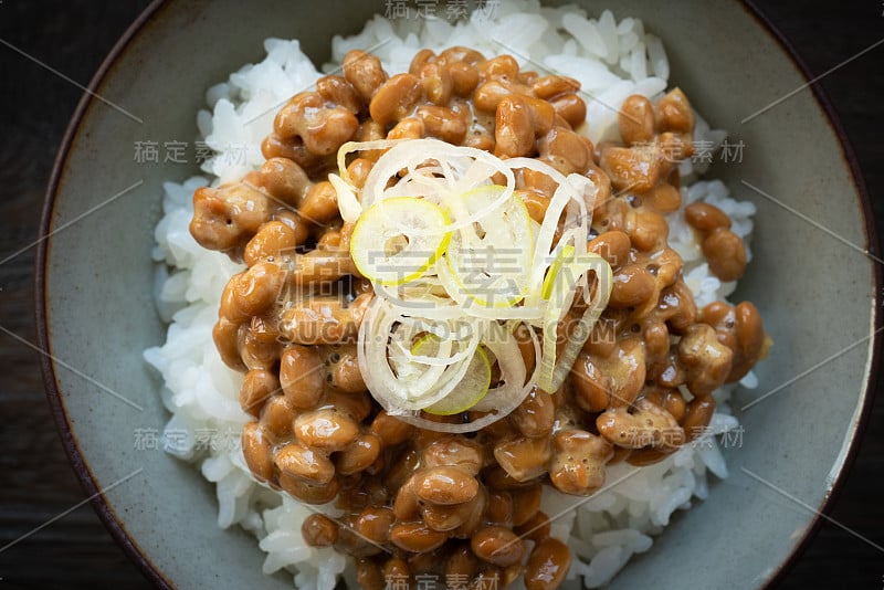 日本人把白米饭和纳豆放在木桌上煮