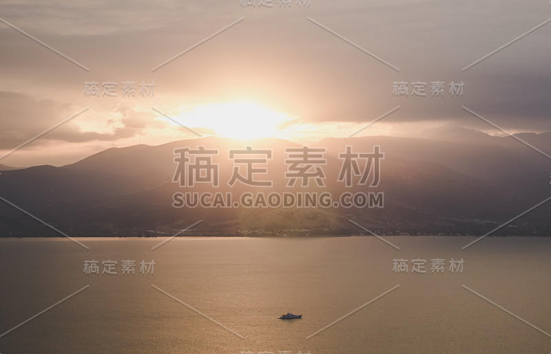 风景如画的风景航空摄影美丽的大海湾被地平线上的山脊和日落光线从山脊上剪影在戏剧性的天空背景