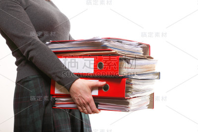 拎着一堆文件的女职员