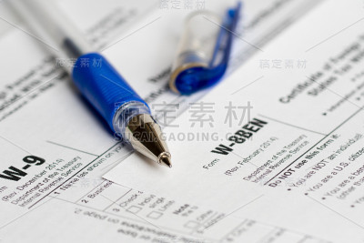 用开着的蓝色钢笔填写纳税申报表