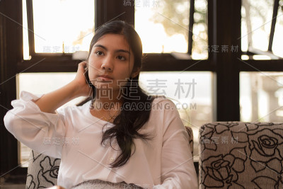晚上，一个女人在咖啡馆里