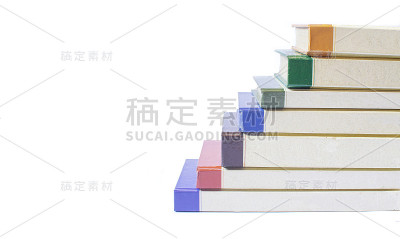 一组彩色的书孤立在白色的背景与文字空间