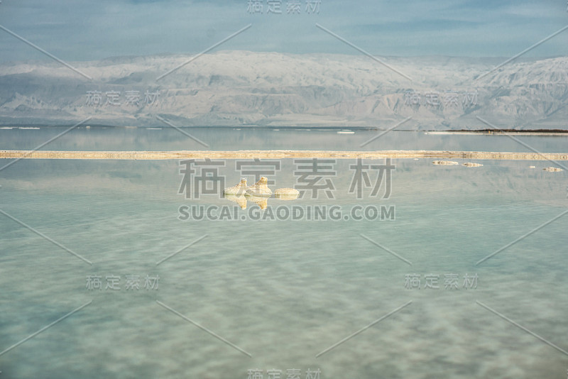 死海海岸，海水和盐