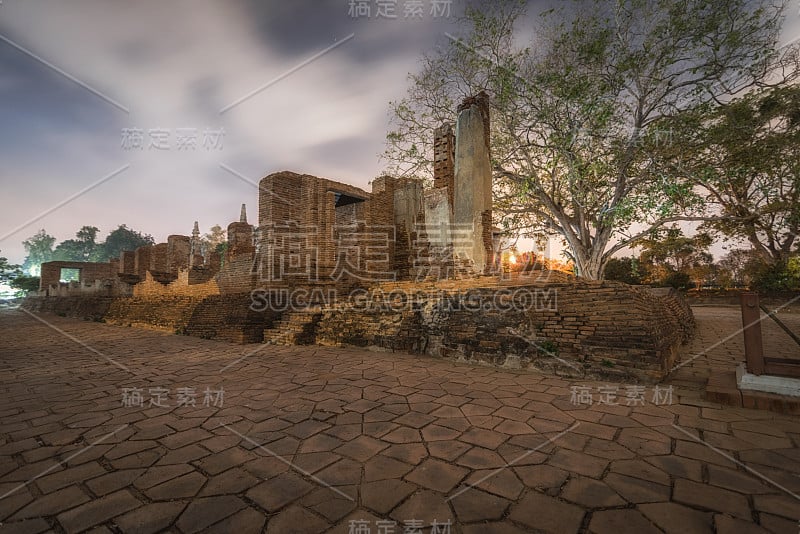 在泰国大城府，金山寺的一座古老建筑的风景在繁星点点的夜晚阴云密布。