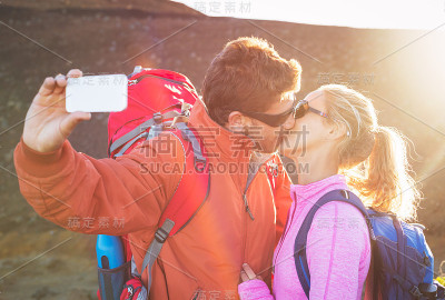 一对夫妇用手机自拍
