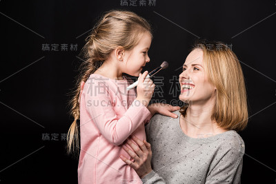 妈妈和女儿在化妆