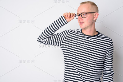 年轻英俊的金发男子的肖像，戴着眼镜思考