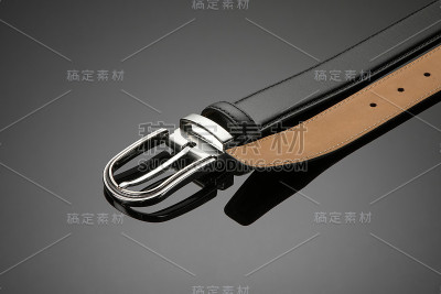 黑色背景上的皮带
