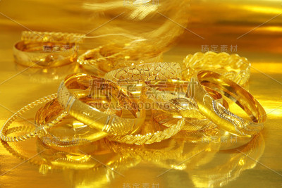 优雅的金手镯。黄色的金子。