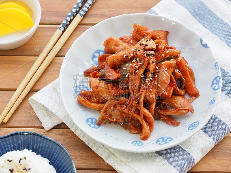 韩国食物炒鱿鱼和米饭，泡菜，辛辣食物