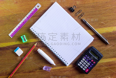 桌子上有办公文具和文本拷贝空间