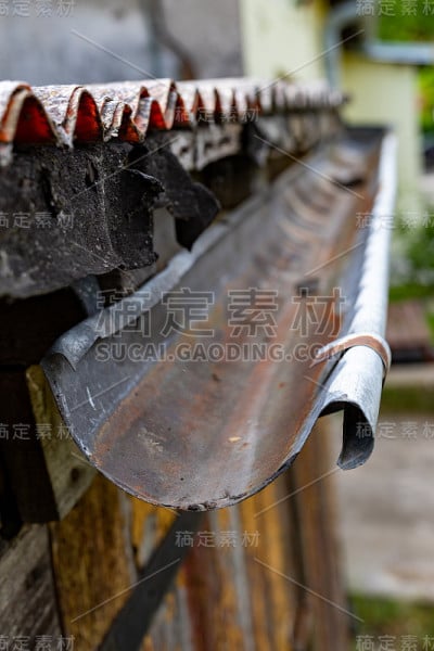 独栋房屋中的旧排水沟。雨水从屋顶排出。夏季