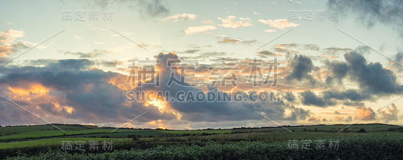 北爱尔兰夏日乡村日落的全景