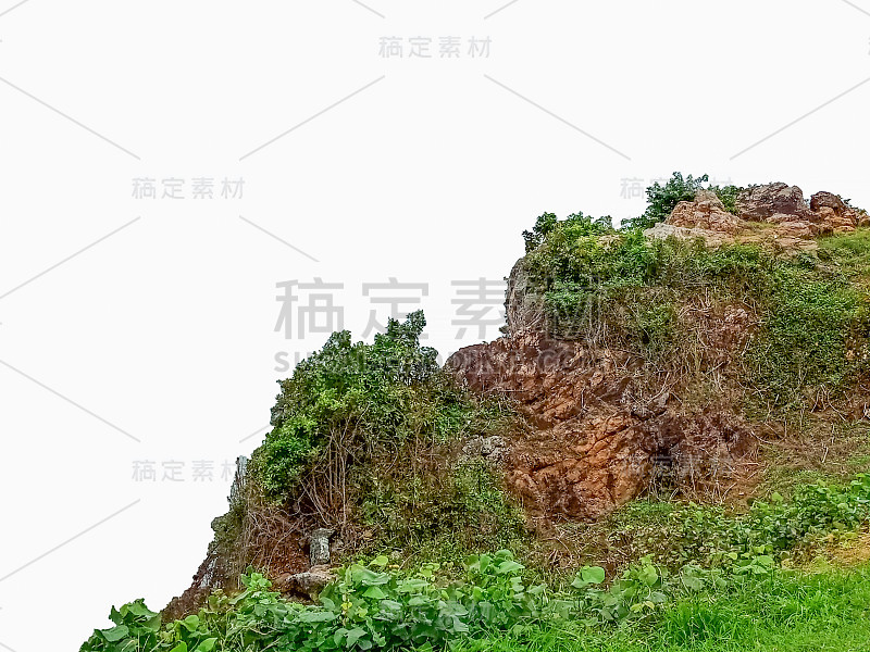 悬崖上有绿树和白色的天空